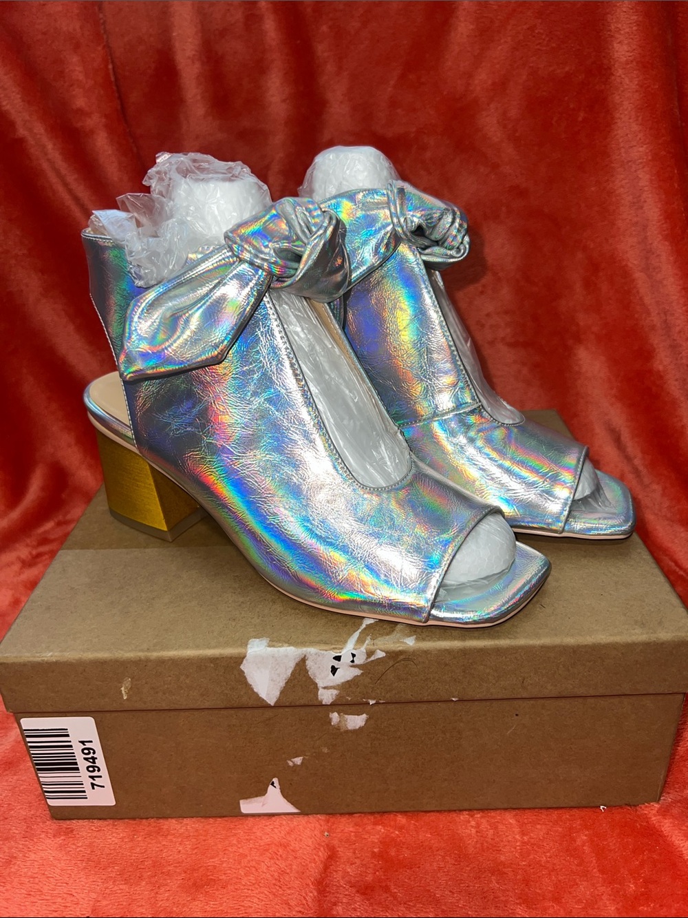 NIB Moommo Silver Holographic Peep-Toe Block Heel Sandals with Knot Accent W/7